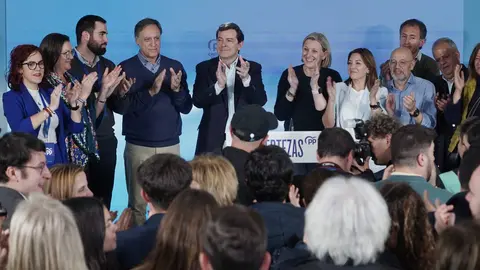 El candidato del PP a la Presidencia de la Junta de Castilla y León, Alfonso Fernández Mañueco, celebra la victoria electoral en Salamanca. Foto: Rubén Cacho.