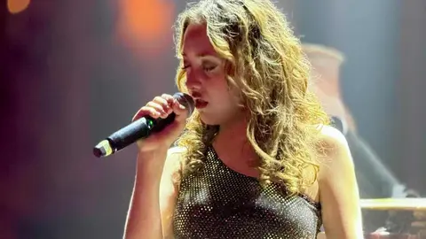 La cantante leonesa Noa vivió el pasado viernes una de las noches más importantes de su joven trayectoria musical al llenar la sala Glam Theatre de León en un concierto que confirmó su proyección dentro del panorama emergente de la música española. Fotos: MOBT