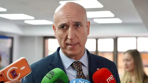 El alcalde de León, José Antonio Diez, asiste al encuentro 'Emprendimiento Femenino en la Hostelería, para visibilizar el talento, liderazgo, emprendimiento y aportación de las mujeres del sector en la provincia. Foto: Campillo.