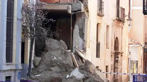 Imagen del estado que presenta la Casona de Dámaso Merino tras el desprendimiento de una gran parte de su fachado dejando toneladas de escombro sobre el asfalto. (Foto: Campillo)
