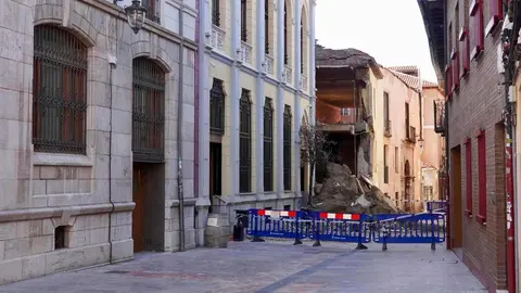 Imagen del estado que presenta la Casona de Dámaso Merino tras el desprendimiento de una gran parte de su fachado dejando toneladas de escombro sobre el asfalto. (Foto: Campillo)