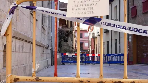 Imagen del estado que presenta la Casona de Dámaso Merino tras el desprendimiento de una gran parte de su fachado dejando toneladas de escombro sobre el asfalto. (Foto: Campillo)
