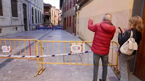 Imagen del estado que presenta la Casona de Dámaso Merino tras el desprendimiento de una gran parte de su fachado dejando toneladas de escombro sobre el asfalto. (Foto: Campillo)