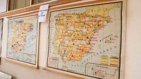 Una exposición en la Universidad de León reúne 110 piezas cartográficas —desde mapas históricos y pizarras escolares hasta relieves tridimensionales— para mostrar cómo la geografía ha representado el planeta a lo largo del tiempo