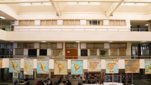 Una exposición en la Universidad de León reúne 110 piezas cartográficas —desde mapas históricos y pizarras escolares hasta relieves tridimensionales— para mostrar cómo la geografía ha representado el planeta a lo largo del tiempo