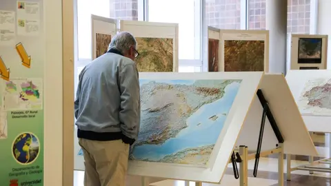 Una exposición en la Universidad de León reúne 110 piezas cartográficas —desde mapas históricos y pizarras escolares hasta relieves tridimensionales— para mostrar cómo la geografía ha representado el planeta a lo largo del tiempo