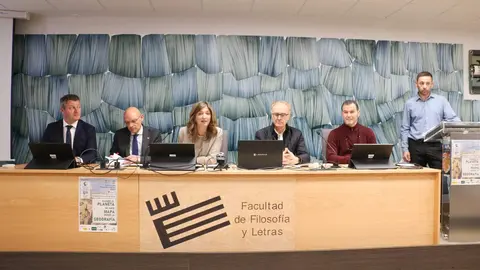 Una exposición en la Universidad de León reúne 110 piezas cartográficas —desde mapas históricos y pizarras escolares hasta relieves tridimensionales— para mostrar cómo la geografía ha representado el planeta a lo largo del tiempo