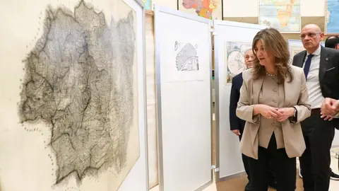 Una exposición en la Universidad de León reúne 110 piezas cartográficas —desde mapas históricos y pizarras escolares hasta relieves tridimensionales— para mostrar cómo la geografía ha representado el planeta a lo largo del tiempo