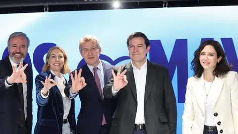El presidente de Castilla y León en funciónes Alfonso Fernández Mañueco es recibido con una ovación tras su victoria en las elecciones de este domingo, a su llegada a la Junta directiva nacional del PP. Foto: Juan Lázaro
