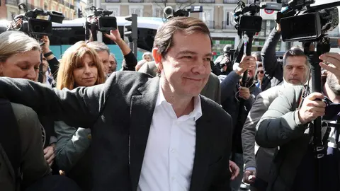 El presidente de Castilla y León en funciónes Alfonso Fernández Mañueco es recibido con una ovación tras su victoria en las elecciones de este domingo, a su llegada a la Junta directiva nacional del PP. Foto: Juan Lázaro