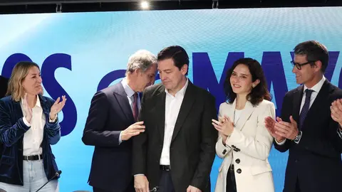 El presidente de Castilla y León en funciónes Alfonso Fernández Mañueco es recibido con una ovación tras su victoria en las elecciones de este domingo, a su llegada a la Junta directiva nacional del PP. Foto: Juan Lázaro