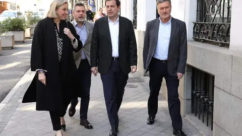 El presidente de Castilla y León en funciónes Alfonso Fernández Mañueco es recibido con una ovación tras su victoria en las elecciones de este domingo, a su llegada a la Junta directiva nacional del PP. Foto: Juan Lázaro