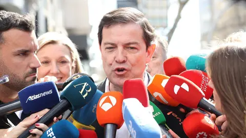 El presidente de Castilla y León en funciónes Alfonso Fernández Mañueco es recibido con una ovación tras su victoria en las elecciones de este domingo, a su llegada a la Junta directiva nacional del PP. Foto: Juan Lázaro