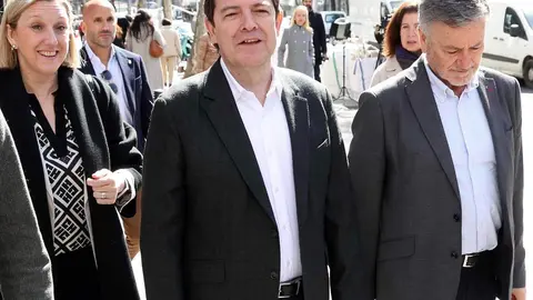 El presidente de Castilla y León en funciónes Alfonso Fernández Mañueco es recibido con una ovación tras su victoria en las elecciones de este domingo, a su llegada a la Junta directiva nacional del PP. Foto: Juan Lázaro