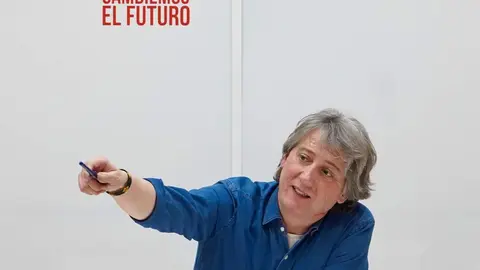 El secretario regional del PSOECyL Carlos Martínez recibe el aplauso de sus compañeros a su llegada a la reunión de la Ejecutiva Autonómica. Fotos: Miriam Chacón