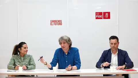 El secretario regional del PSOECyL Carlos Martínez recibe el aplauso de sus compañeros a su llegada a la reunión de la Ejecutiva Autonómica. Fotos: Miriam Chacón