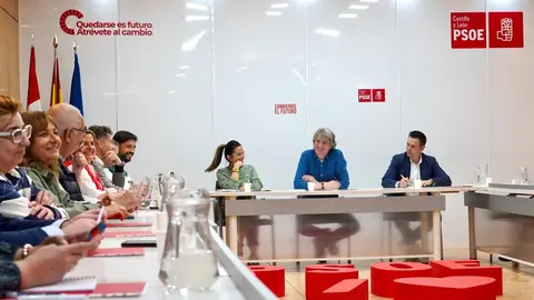 El secretario regional del PSOECyL Carlos Martínez recibe el aplauso de sus compañeros a su llegada a la reunión de la Ejecutiva Autonómica. Fotos: Miriam Chacón