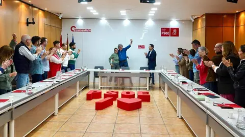 El secretario regional del PSOECyL Carlos Martínez recibe el aplauso de sus compañeros a su llegada a la reunión de la Ejecutiva Autonómica. Fotos: Miriam Chacón