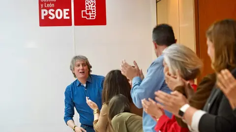 El secretario regional del PSOECyL Carlos Martínez recibe el aplauso de sus compañeros a su llegada a la reunión de la Ejecutiva Autonómica. Fotos: Miriam Chacón