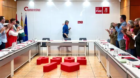 El secretario regional del PSOECyL Carlos Martínez recibe el aplauso de sus compañeros a su llegada a la reunión de la Ejecutiva Autonómica. Fotos: Miriam Chacón