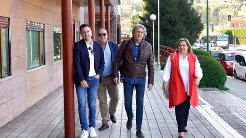 El secretario regional del PSOECyL Carlos Martínez recibe el aplauso de sus compañeros a su llegada a la reunión de la Ejecutiva Autonómica. Fotos: Miriam Chacón