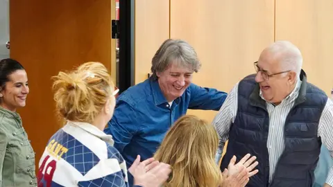 El secretario regional del PSOECyL Carlos Martínez recibe el aplauso de sus compañeros a su llegada a la reunión de la Ejecutiva Autonómica. Fotos: Miriam Chacón