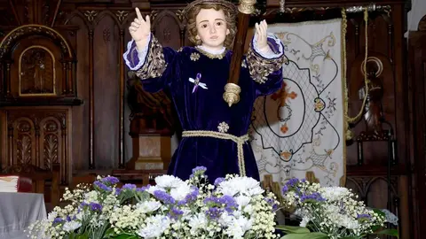 La Cofradía El Encuentro de la Pasión de Santa Lucía ha vivido un momento inédito en sus 35 años de historia con la bendición del Paso Infantil del Niño Jesús Pasionario, el primero protagonizado por braceros menores de edad. Fotos: Ana San Martín