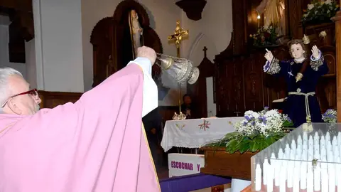 La Cofradía El Encuentro de la Pasión de Santa Lucía ha vivido un momento inédito en sus 35 años de historia con la bendición del Paso Infantil del Niño Jesús Pasionario, el primero protagonizado por braceros menores de edad. Fotos: Ana San Martín