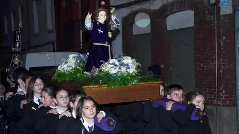 La Cofradía El Encuentro de la Pasión de Santa Lucía ha vivido un momento inédito en sus 35 años de historia con la bendición del Paso Infantil del Niño Jesús Pasionario, el primero protagonizado por braceros menores de edad. Fotos: Ana San Martín
