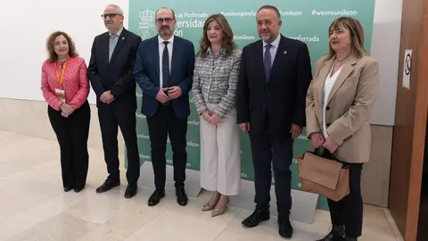 (I a D): La vicerrectora para el campus de Ponferrada de la ULE, Pilar Marqués; el presidente del Consejo Comarcal del Bierzo, Olegario Ramón; el alcalde de Ponferada, Marco Morala, la rectora de la ULE, Nuria González; el presidente de la Diputación de León, Gerardo Álvarez Courel; y la coordinadora de la Junta de Castilla y León en el Bierzo, Rosana Velasco, durante la inauguración del AgentCamp en el Campus de Ponferrada. Foto: César Sánchez.