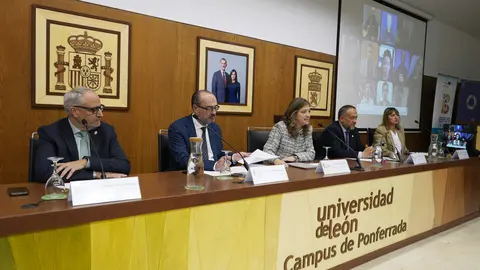 La rectora de la ULE, Nuría González (C), junto al presidente de la Diputación de León, Gerardo Álvarez Courel (2D), el alcalde de Ponferrada, Marco Morala (2I), el presidente del Consejo Comarcal del Bierzo,, Olegario Ramón (I), y la coordinadora de la Junta de Castilla y León para el Bierzo, Rosana Velasco (D), durante la inauguración del AgentCamp en el Campus de Ponferrada del AgentCamp en el Campus de Ponferrada. Foto: César Sánchez.