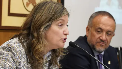 La rectora de la ULE, Nuría González, junto al presidente de la Diputación de León, Gerardo Álvarez Courel, durante la inauguración del AgentCamp en el Campus de Ponferrada. Foto: César Sánchez.