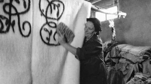 En su faceta de artesana.