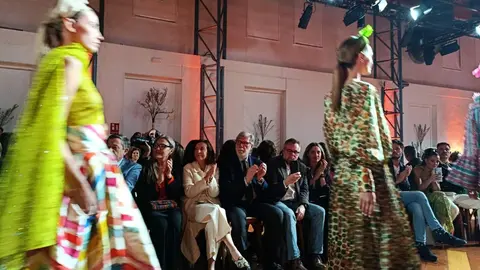 María Petit y Santiago Aparicio con diseñadores y expositores de Atelier Couture.