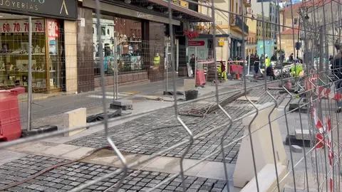 La ciudad de León apura los trabajos en la calle Ancha para garantizar el paso de las procesiones de Semana Santa, en especial el del tradicional cortejo de la Morenica en el Viernes de Dolores. El compromiso municipal, acordado antes del inicio de las obras a finales de enero, establece que la intervención se detendrá durante estas fechas. Fotos: Lucía Ramajo
