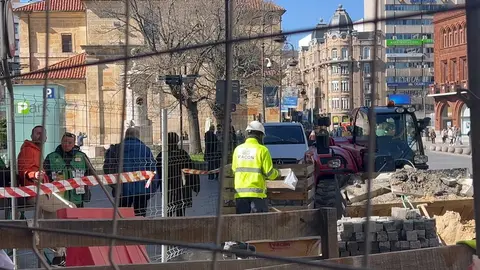 La ciudad de León apura los trabajos en la calle Ancha para garantizar el paso de las procesiones de Semana Santa, en especial el del tradicional cortejo de la Morenica en el Viernes de Dolores. El compromiso municipal, acordado antes del inicio de las obras a finales de enero, establece que la intervención se detendrá durante estas fechas. Fotos: Lucía Ramajo