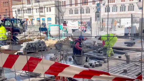 La ciudad de León apura los trabajos en la calle Ancha para garantizar el paso de las procesiones de Semana Santa, en especial el del tradicional cortejo de la Morenica en el Viernes de Dolores. El compromiso municipal, acordado antes del inicio de las obras a finales de enero, establece que la intervención se detendrá durante estas fechas. Fotos: Lucía Ramajo