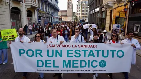 La delegación provincial de León de la Asociación Médicos Unidos por sus Derechos convoca una manifestación con motivo de la huelga médica a nivel nacional. Foto: Campillo
