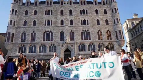 La delegación provincial de León de la Asociación Médicos Unidos por sus Derechos convoca una manifestación con motivo de la huelga médica a nivel nacional. Foto: Campillo