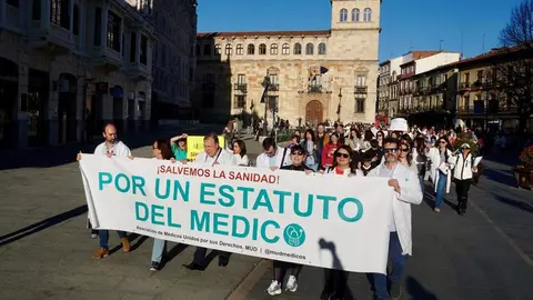 La delegación provincial de León de la Asociación Médicos Unidos por sus Derechos convoca una manifestación con motivo de la huelga médica a nivel nacional. Foto: Campillo