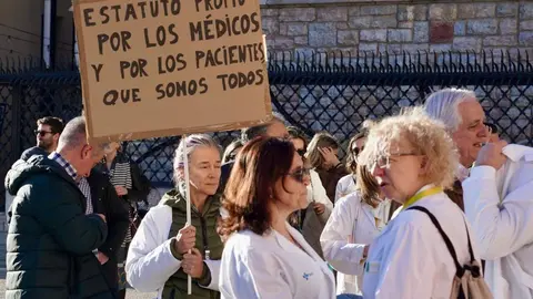 La delegación provincial de León de la Asociación Médicos Unidos por sus Derechos convoca una manifestación con motivo de la huelga médica a nivel nacional. Foto: Campillo