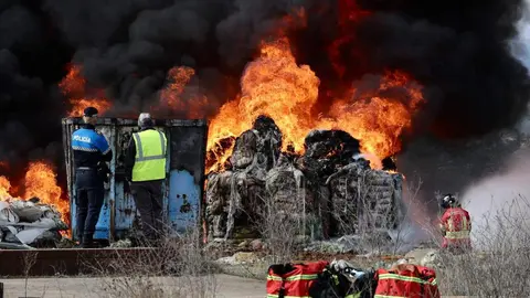 Declarado el nivel 1 del Plancal el incendio originado esta madrugada en una nave de caucho y plásticos de La Bañeza. Fotos: Campillo