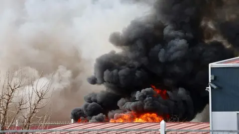 Un incendio declarado en la nave industrial Bañezana de Plásticos, en la avenida Portugal de La Bañeza, ha obligado a mantener durante más de un día el nivel 1 de emergencias del PLANCAL de la Junta de Castilla y León.
