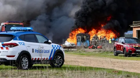Un incendio declarado en la nave industrial Bañezana de Plásticos, en la avenida Portugal de La Bañeza, ha obligado a mantener durante más de un día el nivel 1 de emergencias del PLANCAL de la Junta de Castilla y León.