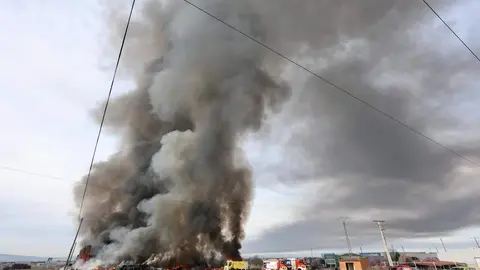 Un incendio declarado en la nave industrial Bañezana de Plásticos, en la avenida Portugal de La Bañeza, ha obligado a mantener durante más de un día el nivel 1 de emergencias del PLANCAL de la Junta de Castilla y León.