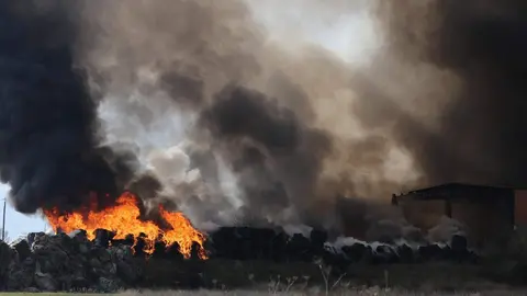 Un incendio declarado en la nave industrial Bañezana de Plásticos, en la avenida Portugal de La Bañeza, ha obligado a mantener durante más de un día el nivel 1 de emergencias del PLANCAL de la Junta de Castilla y León.