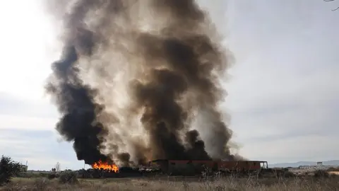 Un incendio declarado en la nave industrial Bañezana de Plásticos, en la avenida Portugal de La Bañeza, ha obligado a mantener durante más de un día el nivel 1 de emergencias del PLANCAL de la Junta de Castilla y León.