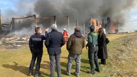 El delegado territorial, Eduardo Diego, junto con el alcalde de La Bañeza, Javier Carrera, se han traslado al lugar del incendio.