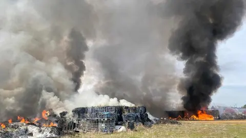Un incendio declarado en la nave industrial Bañezana de Plásticos, en la avenida Portugal de La Bañeza, ha obligado a mantener durante más de un día el nivel 1 de emergencias del PLANCAL de la Junta de Castilla y León.