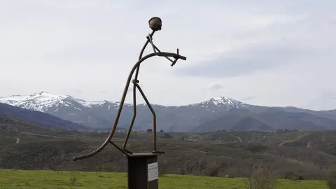 Homenaje al bombero forestal soriano, Nacho Rumbao, fallecido el 17 de agosto en Espinoso de Compludo, durante las labores de extinción del incendio de Llamas de Cabrera. Foto: César Sánchez.